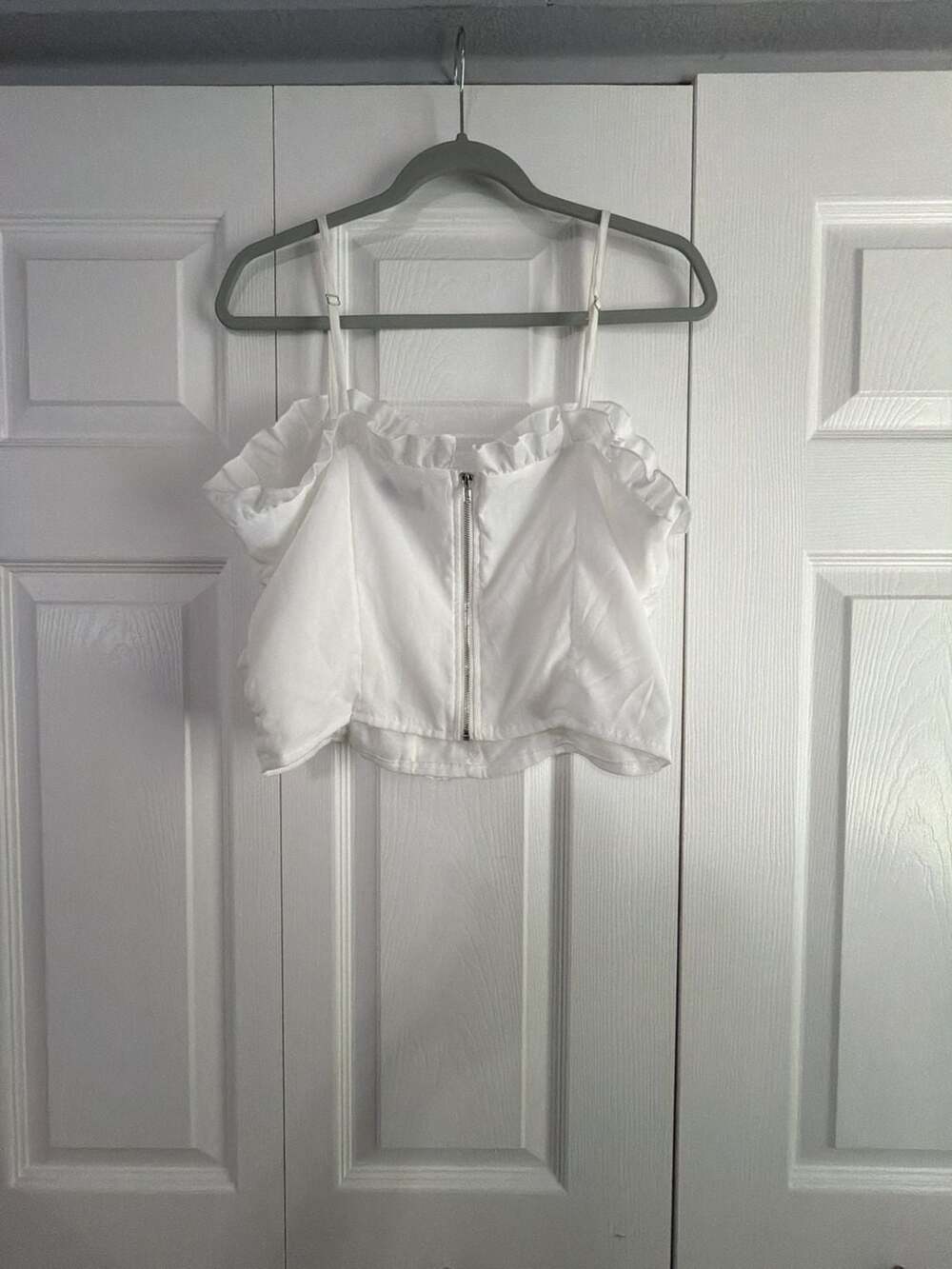 PRETTYLITTLETHING White Ruched Ruffle Crop Top with Zip Back - Picture 2 of 3